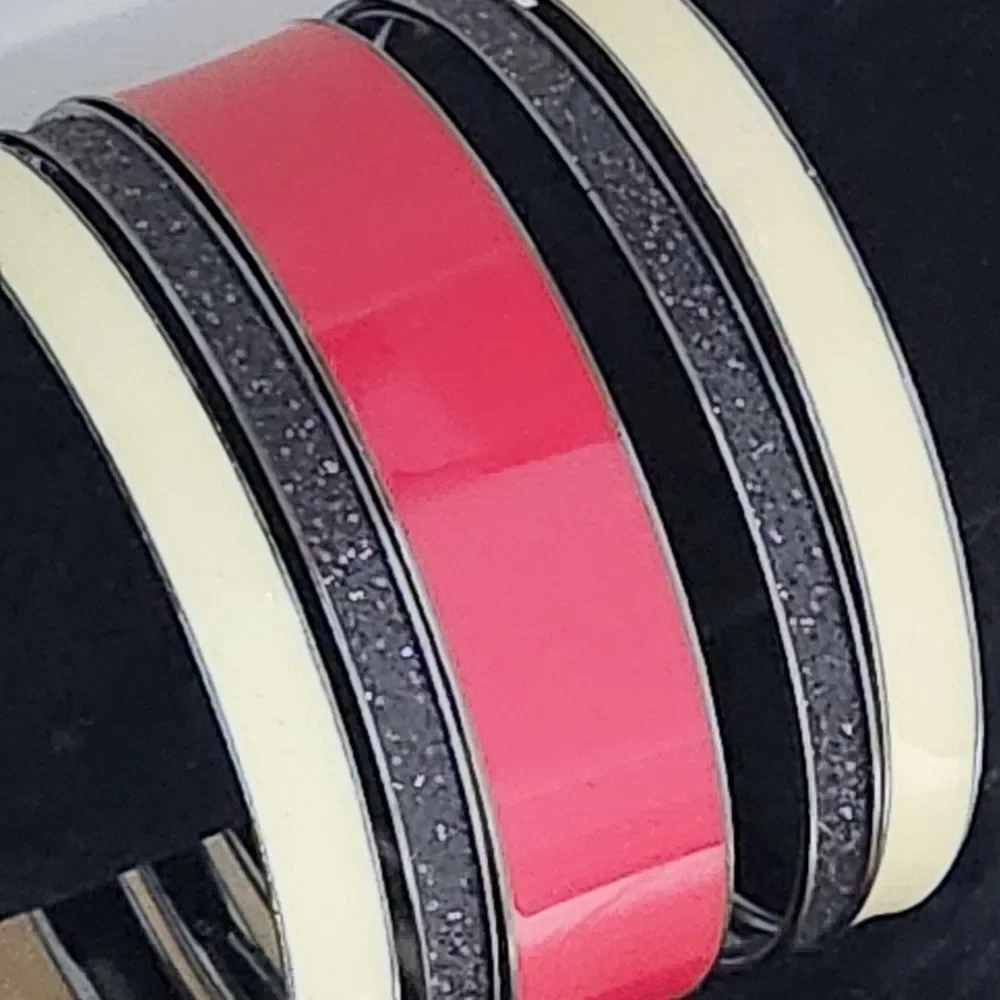 💜Red, Cream, & Sparkly Black 5-Piece Bangle Bracelet Set - Picture 4 of 8